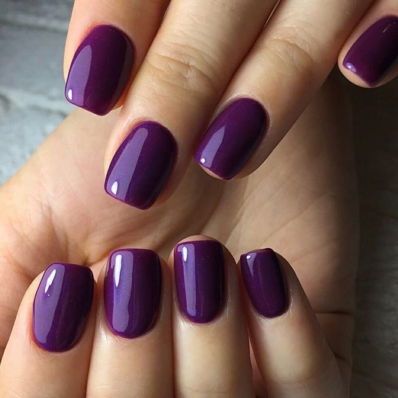Темно-фиолетовый маникюр на короткие ногти