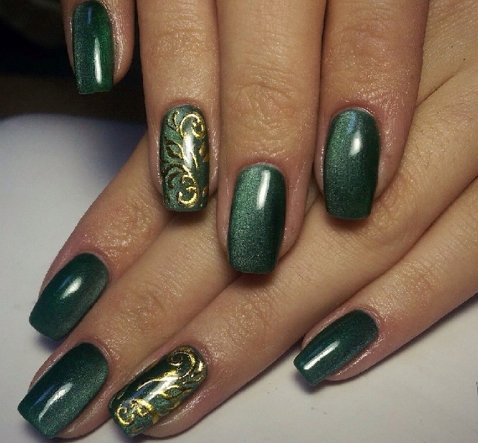 Дизайн ногтей зеленый с золотом
