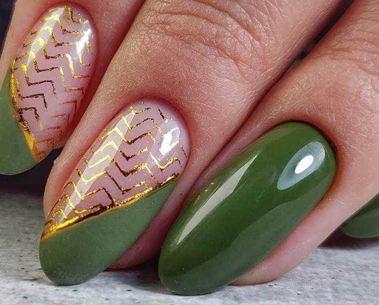 Идеи дизайна зелено-золотых ногтей