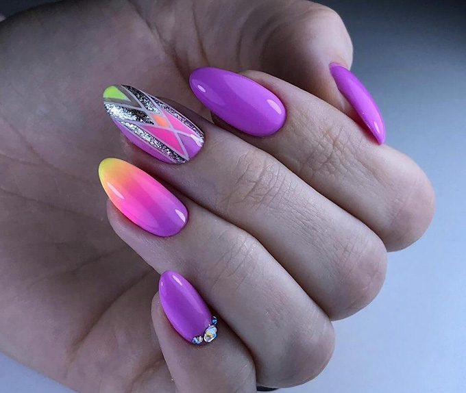 Маникюр на ногти миндалевидной руки разным цветом