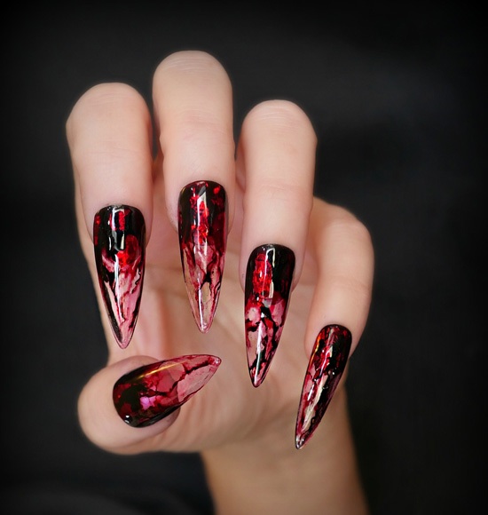 маникюр на хэллоуин на длинные ногти кровавые