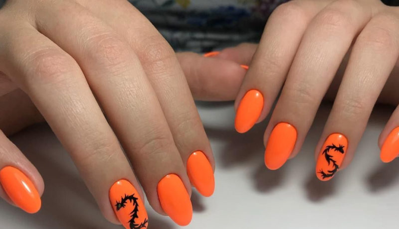 маникюр на Хэллоуин в оранжевом цвете
