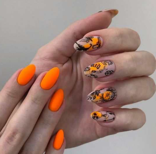 Оранжевый маникюр в стиле «разные руки»
