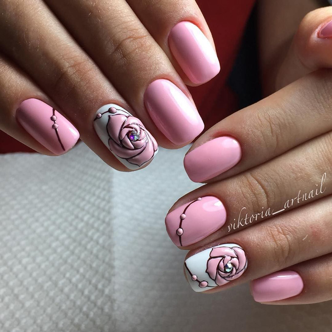 Розовый маникюр с цветами