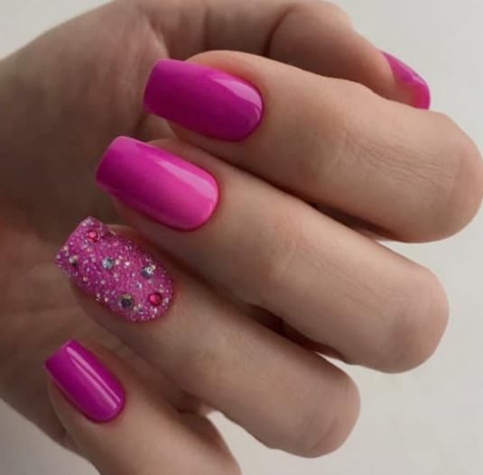 Темно-розовый маникюр на короткие ногти