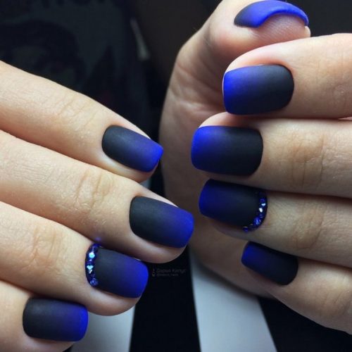 Темно-синий маникюр на короткие ногти