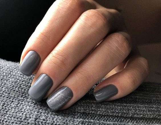 Темно-серый маникюр на короткие ногти