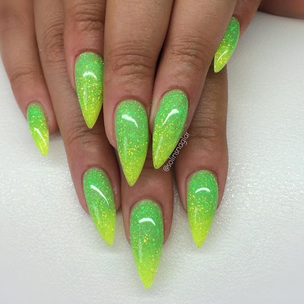 Зеленый маникюр с золотом на длинные ногти