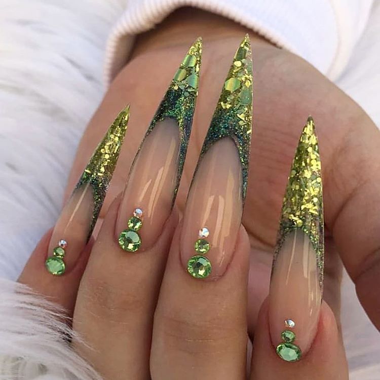 Зеленый маникюр с золотом на длинные ногти