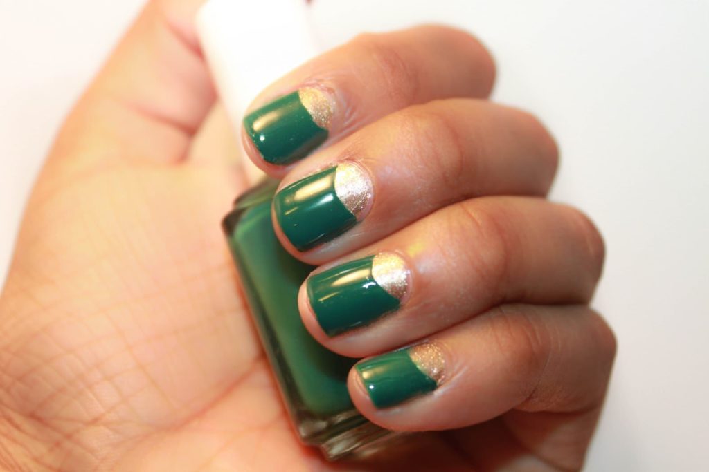 Зеленый маникюр с золотом на короткие ногти