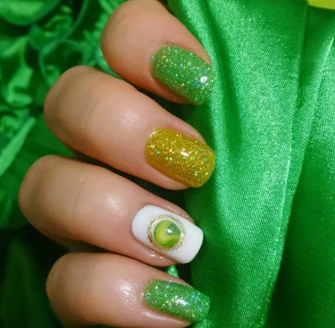 Зеленый маникюр с золотом на короткие ногти