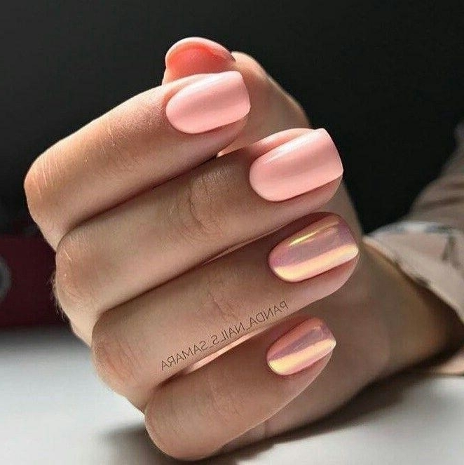 Ногти персикового цвета с втиркой