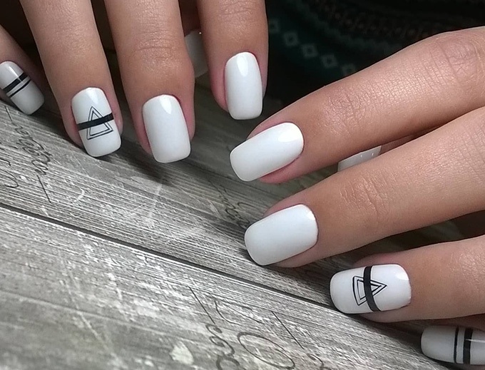 Белый матовый маникюр на разную длину ногтей