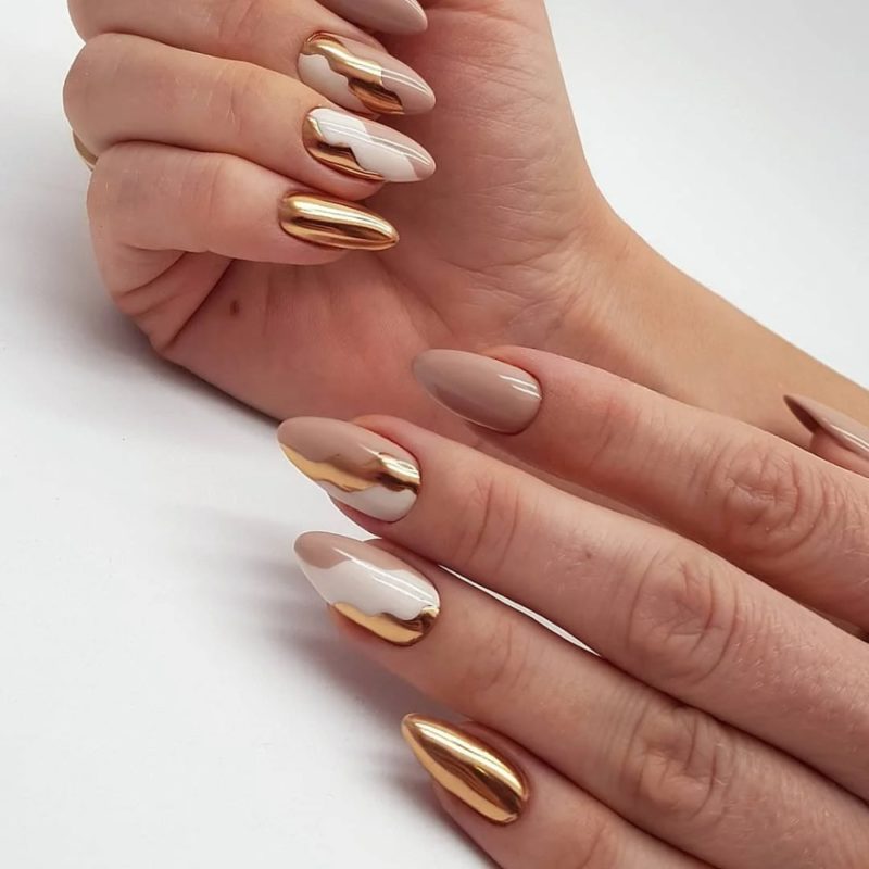 Бежево-золотой маникюр на разную длину и форму ногтей