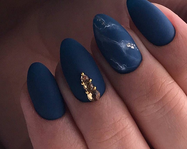 Синий матовый лак на ногтях