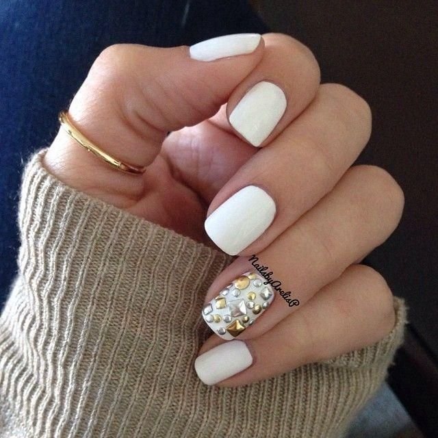 Белые матовые ногти с дизайном