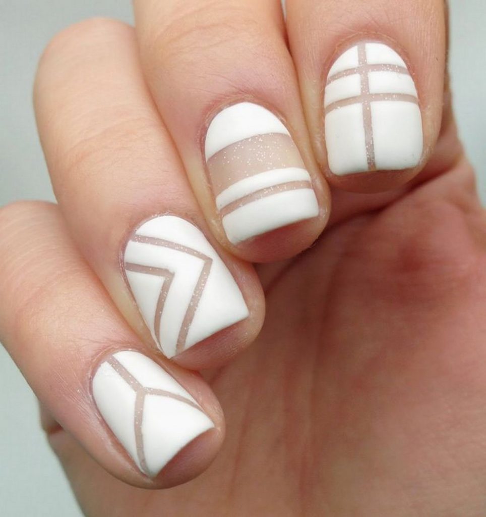 Белые матовые ногти с дизайном
