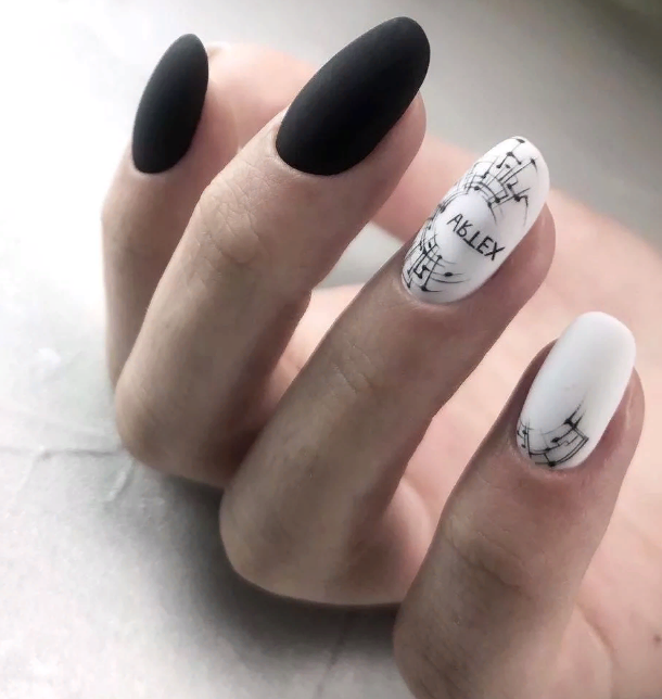 Белый матовый маникюр на миндальные ногти