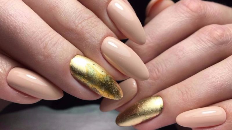 Бежево-золотой маникюр на длинные ногти