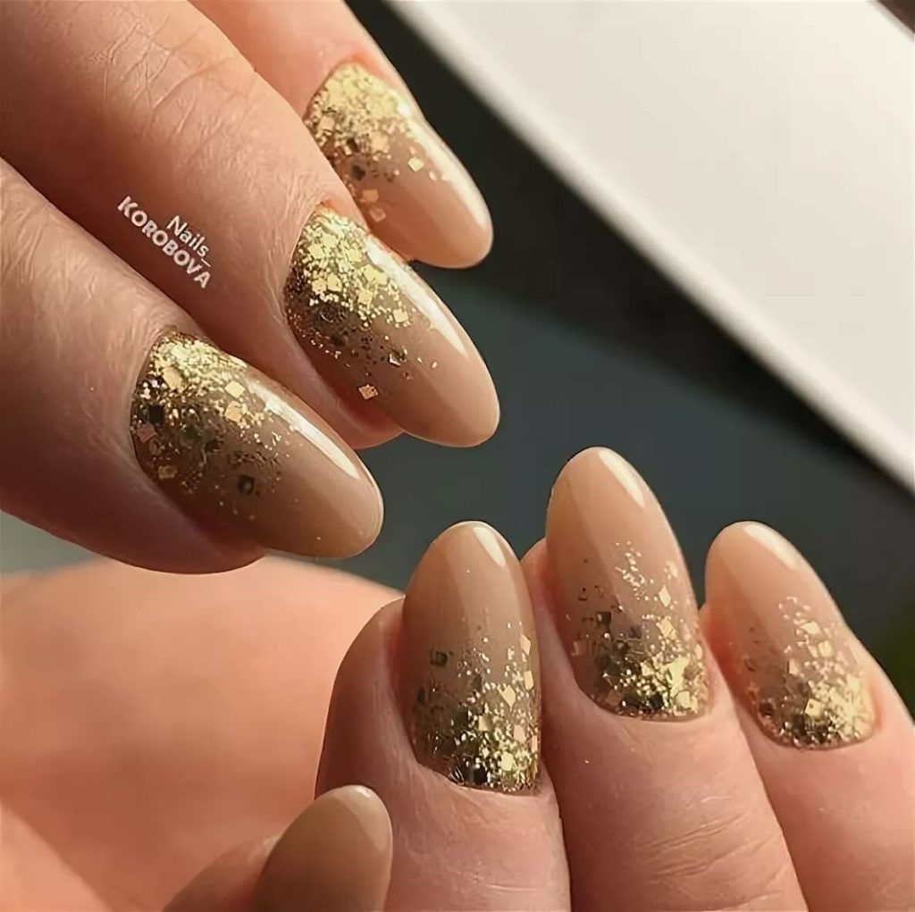 Бежево-золотой маникюр на овальные ногти