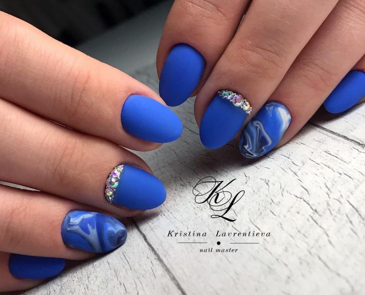 Синий матовый лак на ногтях