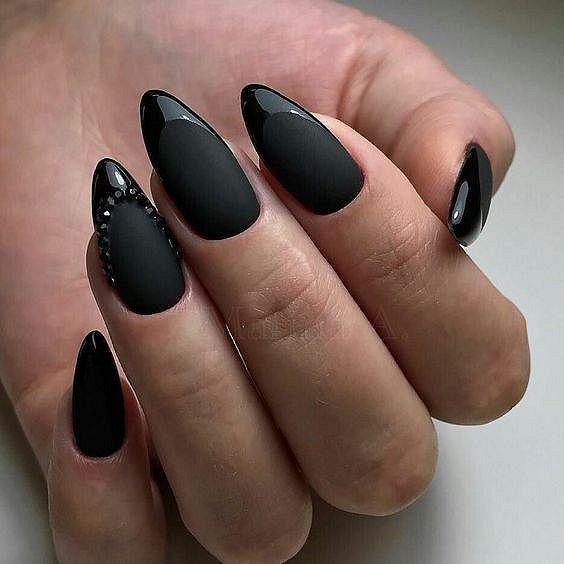 Чёрные матовые ногти