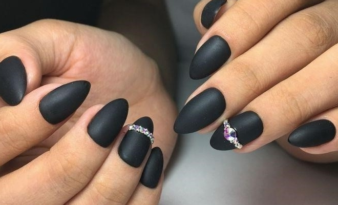 Чёрные матовые ногти