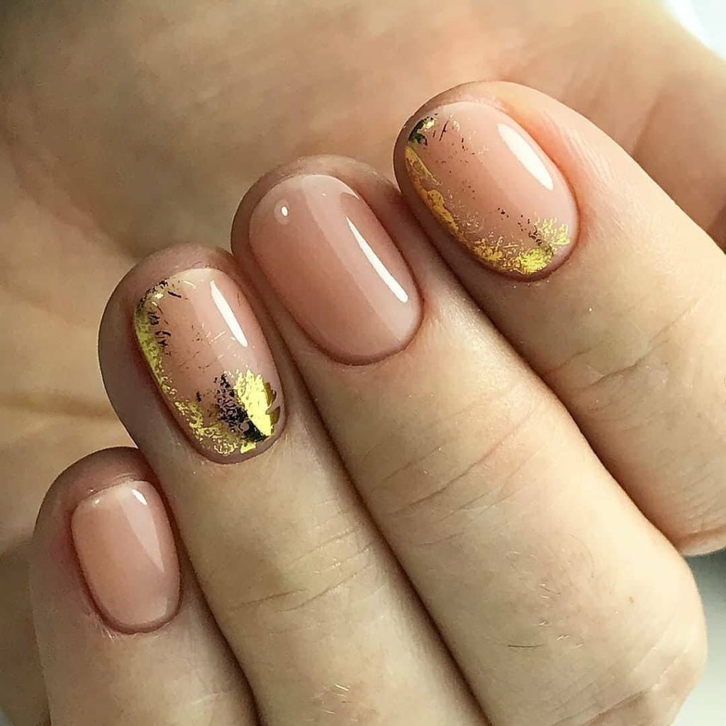 Дизайн ногтей бежевый с золотом