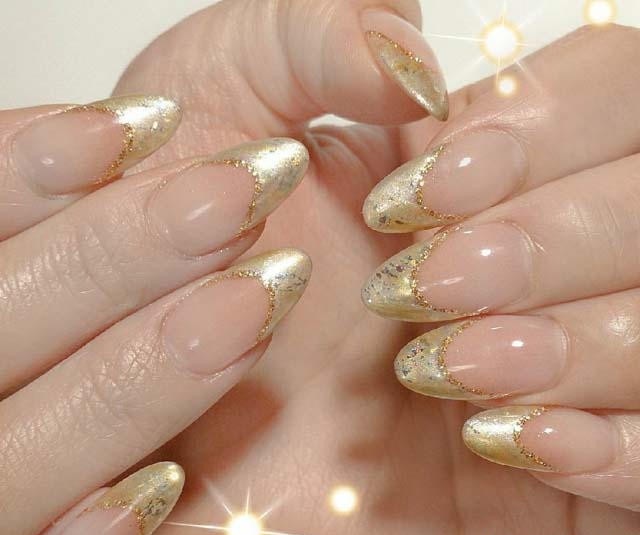 Дизайн ногтей бежевый с золотом