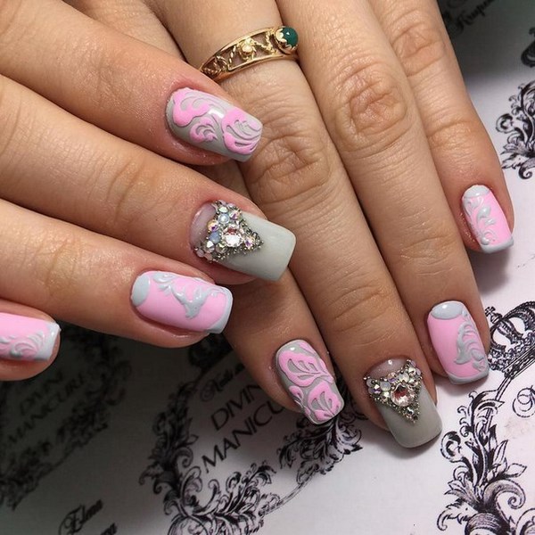 Дизайн ногтей серо-розовый с блестками, стразами
