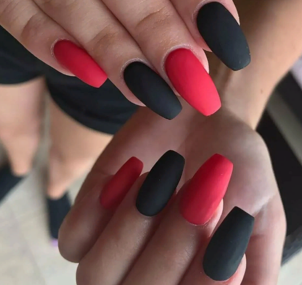 Красно-чёрные матовые ногти