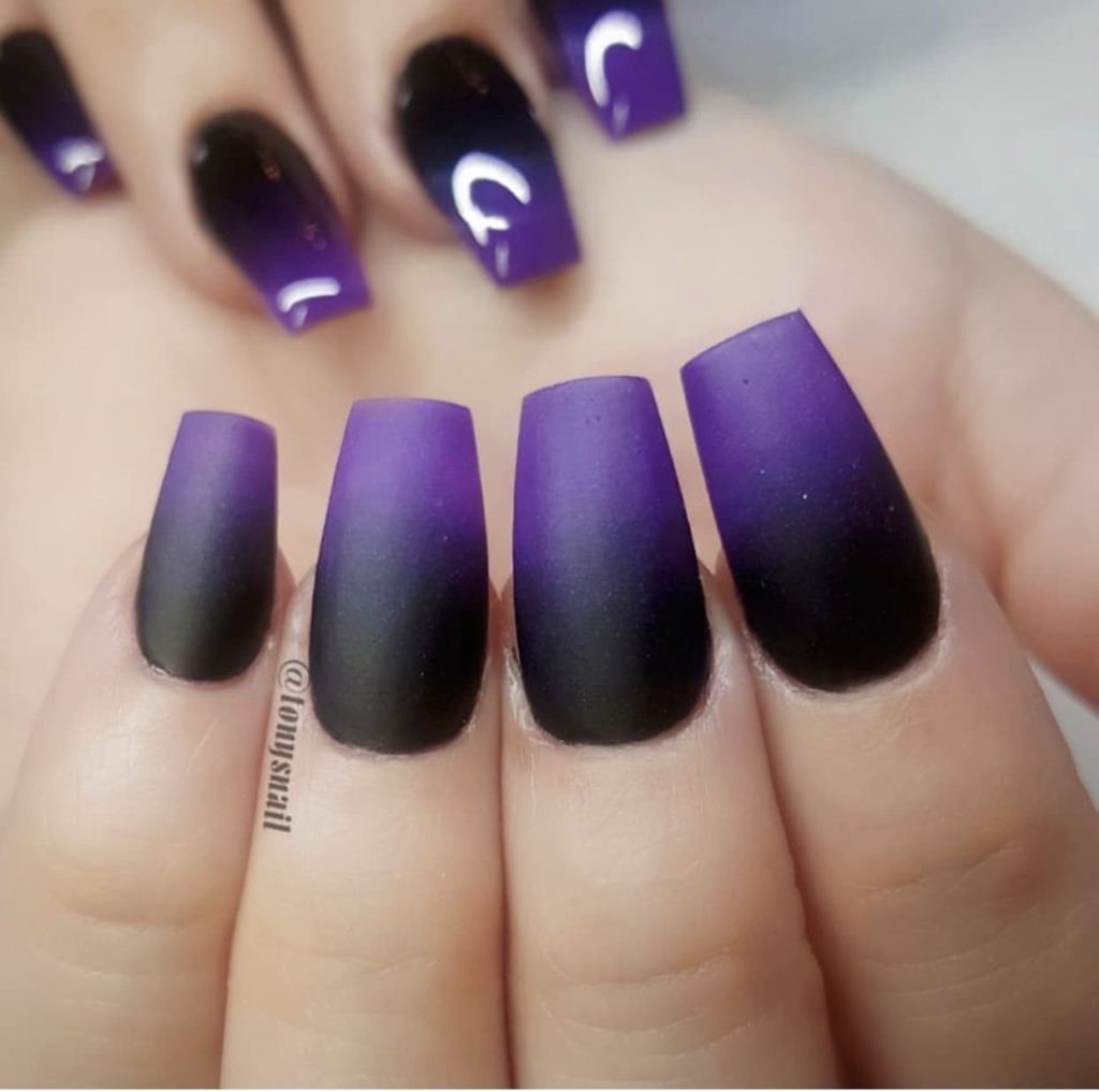 Маникюр черный матовый с фиолетовым