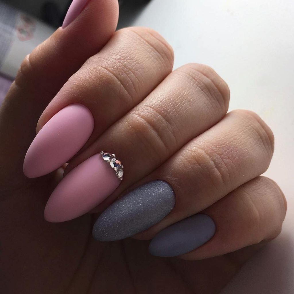 Маникюр розово-серый на миндальные ногти