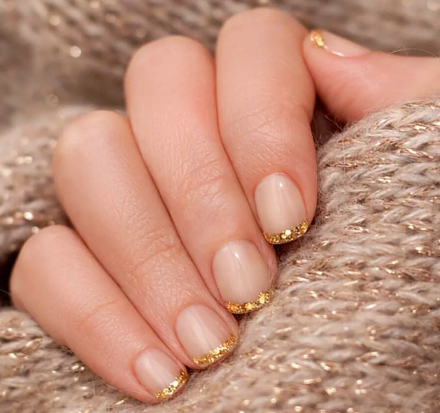 Модные дизайны ногтей беж с золотом