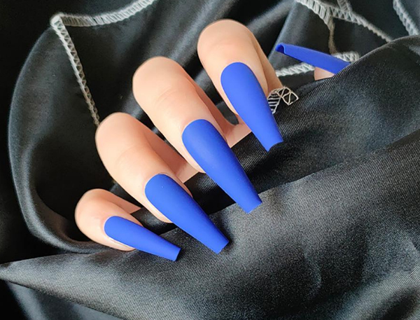 Синий матовый маникюр по длине ногтей