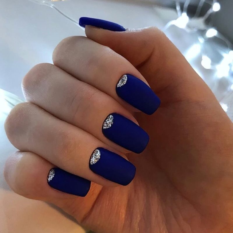 Синий матовый маникюр на квадратные ногти