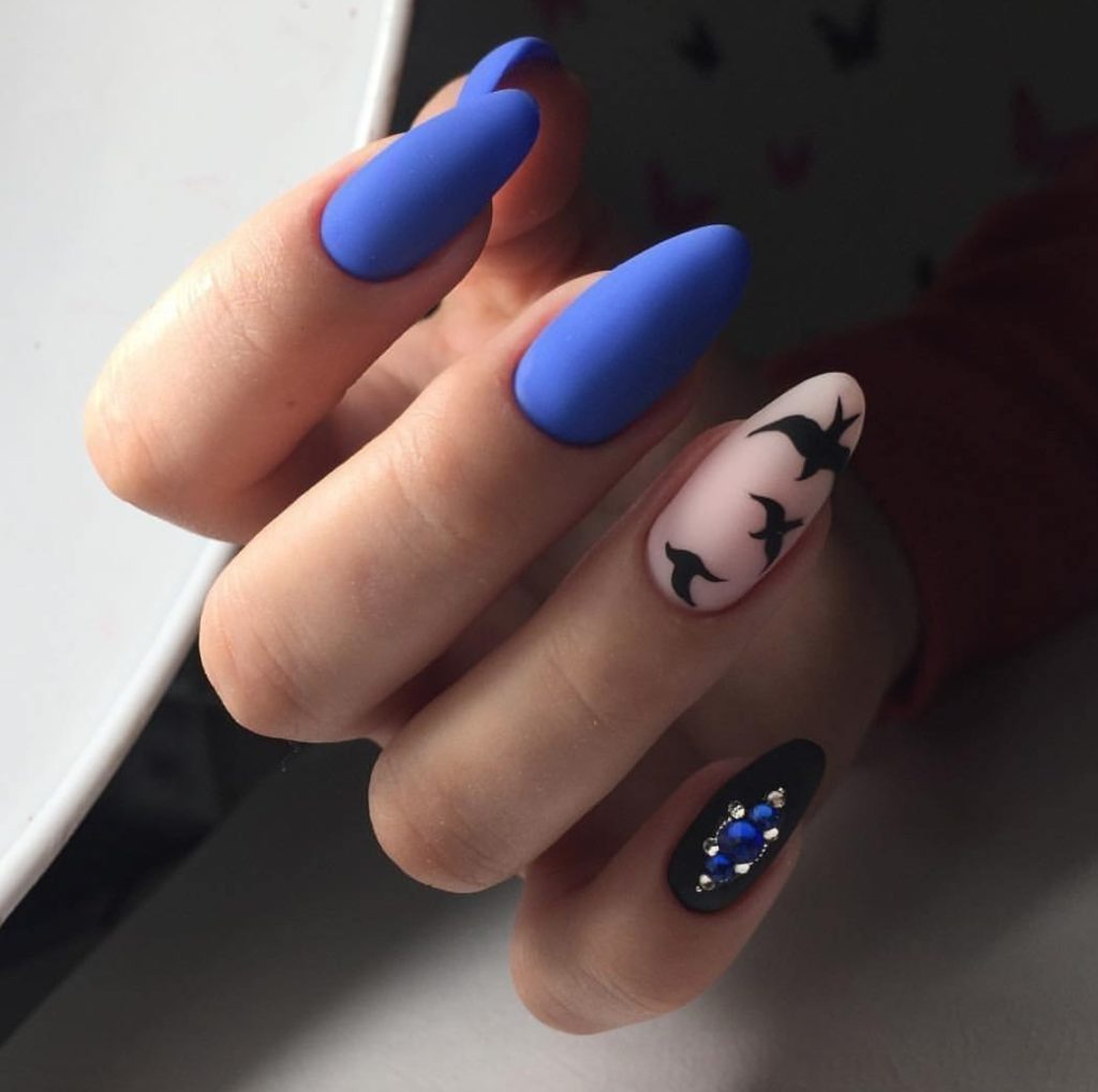 Синий матовый маникюр на миндалевидные ногти