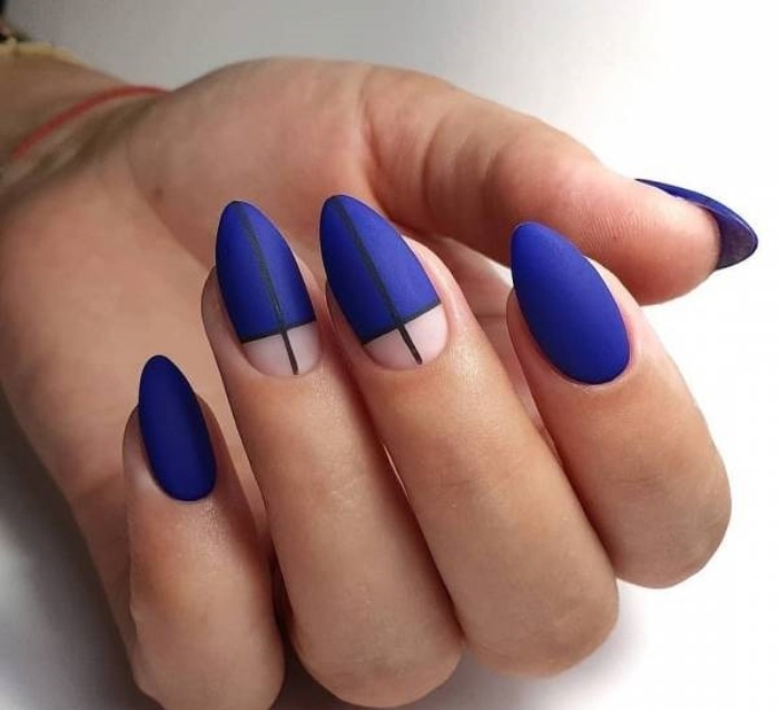 Синий матовый маникюр на миндалевидные ногти
