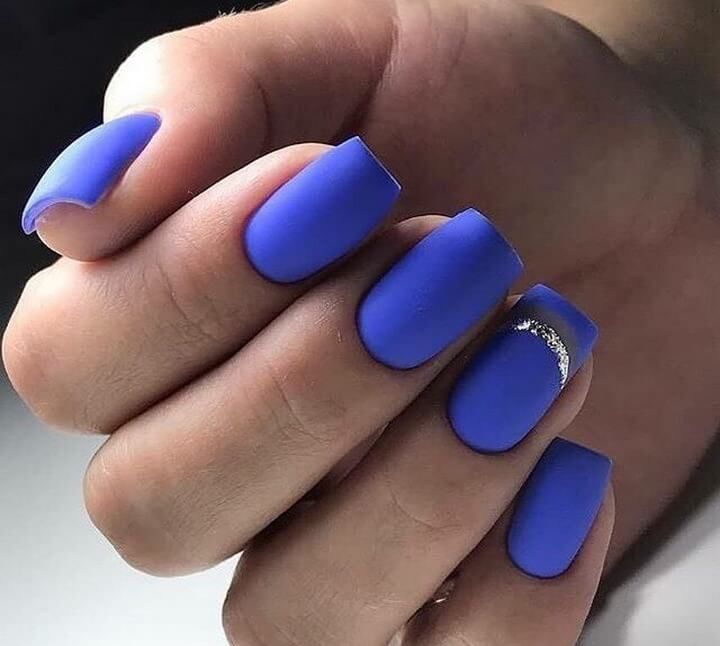 Синий матовый маникюр по длине ногтей