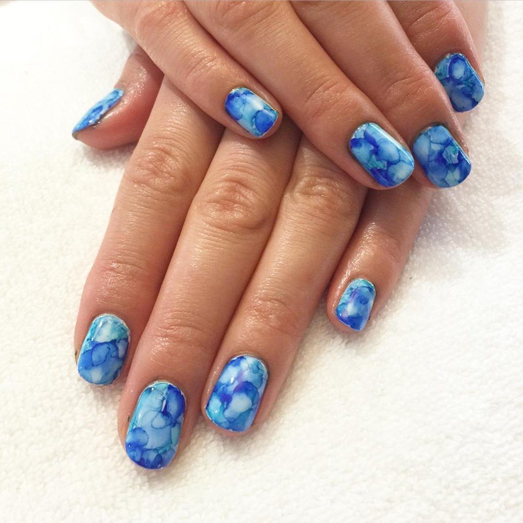 Сочный синий мрамор на ногтях