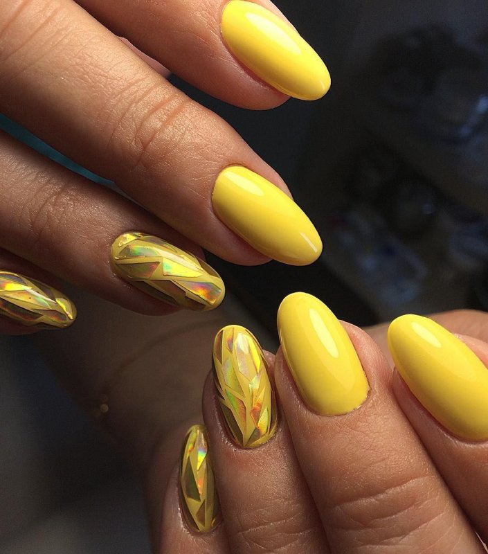 Желтый маникюр на миндальные ногти