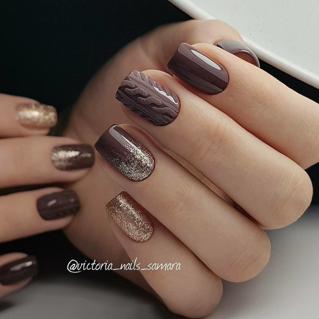 Зимний дизайн коричневых ногтей