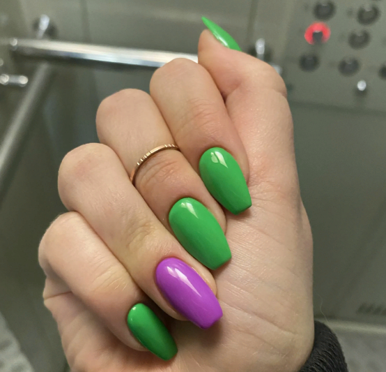 Фиолетово-зеленый маникюр