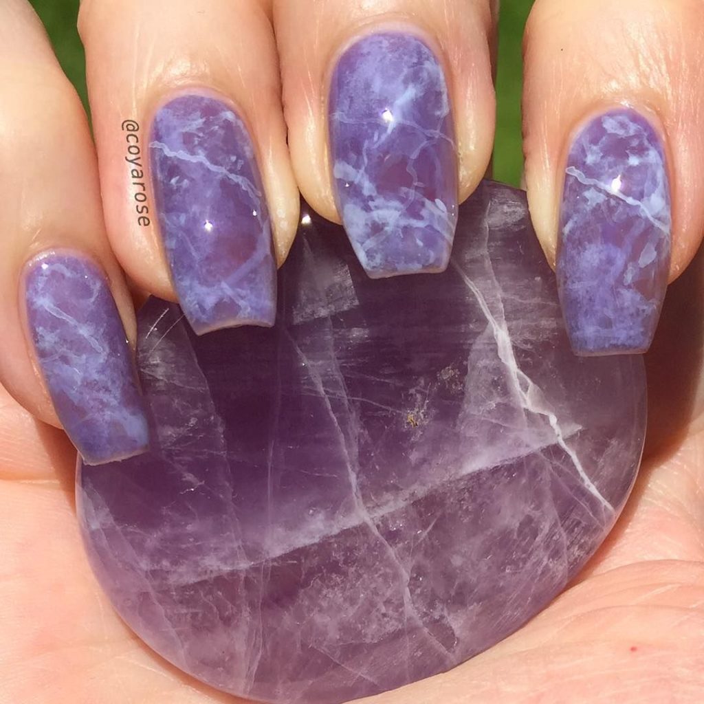 Фиолетовый мрамор на ногтях