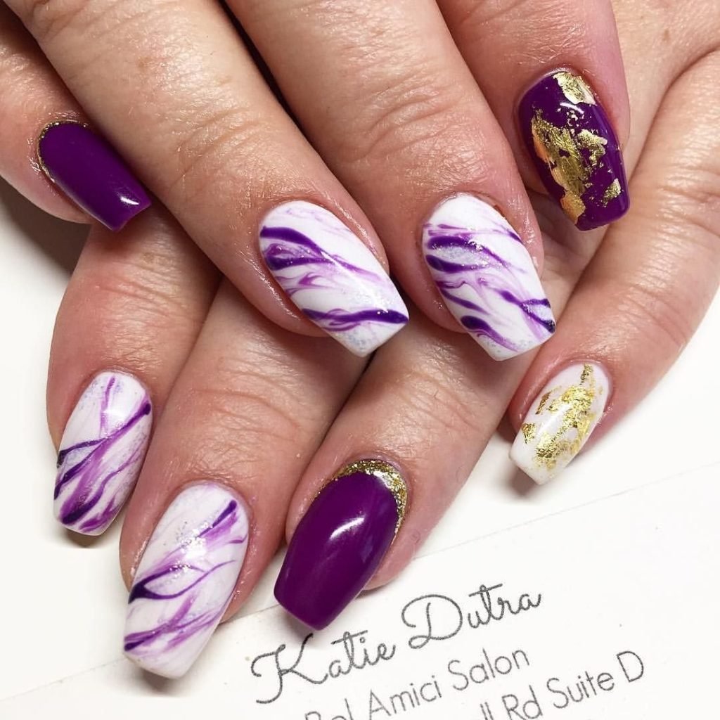 Фиолетовый мрамор на ногтях