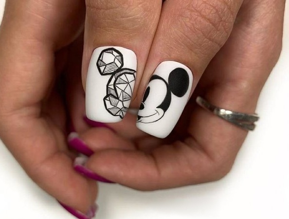 Микки Маус и геометрический узор на ногтях