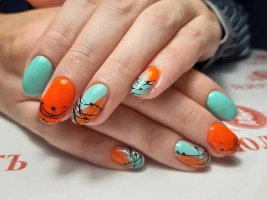 Мятно-оранжевый дизайн ногтей