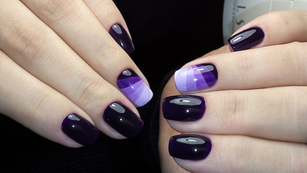 Темно-фиолетовый маникбр с дизайном колор блок на одном ногте