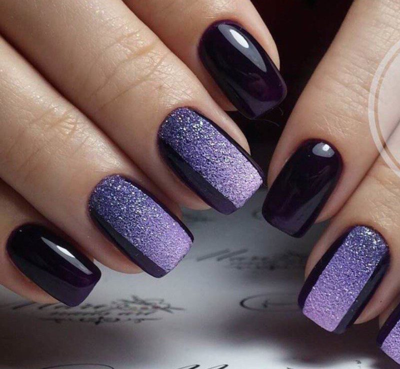 Темно-фиолетовый маникюр с дизайном пудрой на двух ногтях
