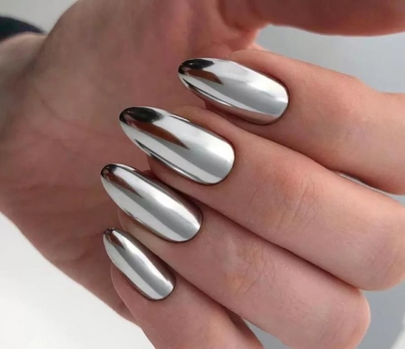 Дизайн ногтей с металлической или зеркальной втиркой